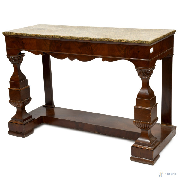 Consolle in radica  con piano in granito, fronte sagomato e gambe anteriori a balaustra raccordate alle posteriori,  XIX secolo, cm 91x129,5x51, (usura del tempo)