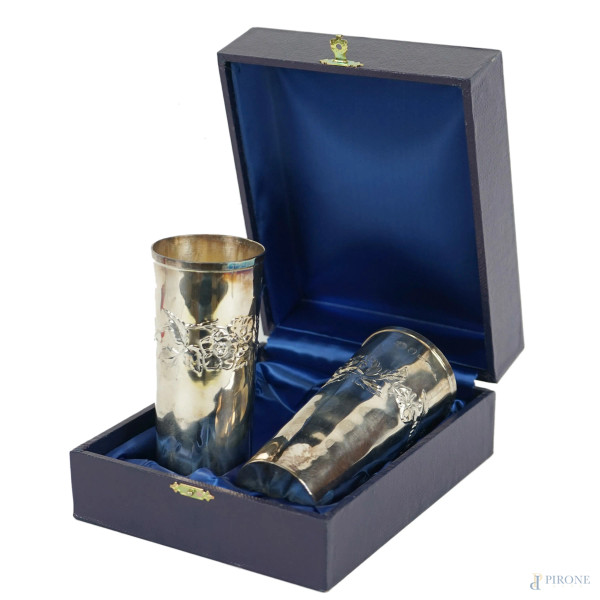Brandimarte, coppia di bicchieri in argento con decorazioni floreali, cm h 13, gr.270