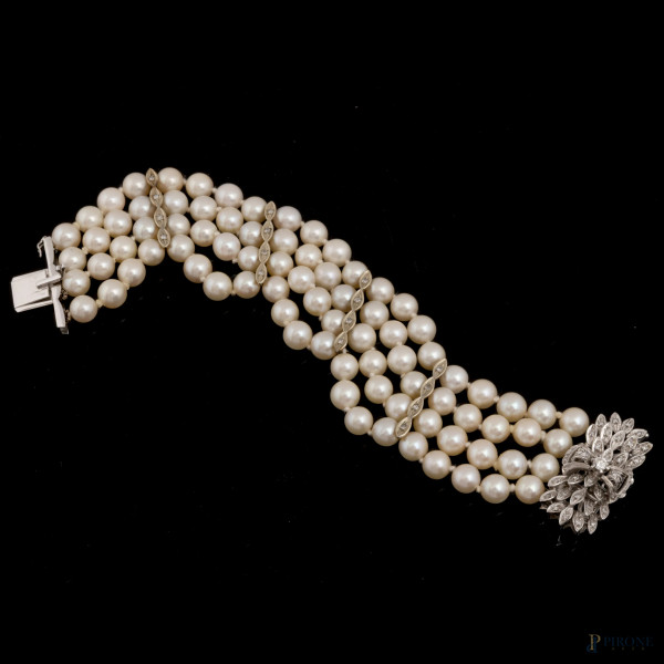 Bracciale a 4 fili di perle con chiusura in oro bianco 750 e brillantini, lunghezza cm 20, peso lordo gr. 60