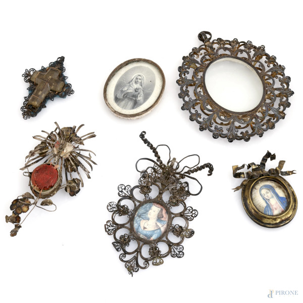Lotto composto da 6 cornicette porta ex voto in lamina  di metallo argentato e argento, (difetti, mancanze)