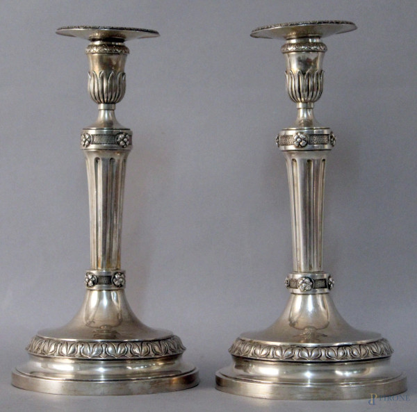 Coppia di candelieri ad una luce in argento cesellato, bolli Genova XVIII sec, altezza 27,5 cm,gr. 1750.