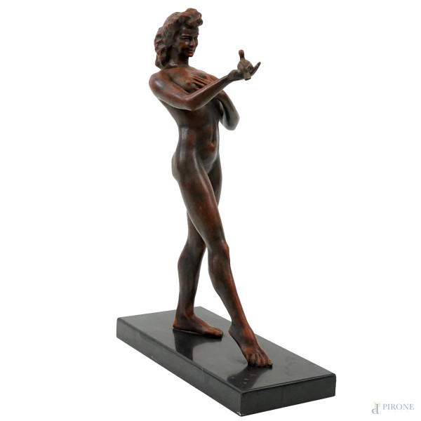 Nudo di donna con colomba in mano, scultura in bronzo, XX secolo, cm h 62, base in marmo