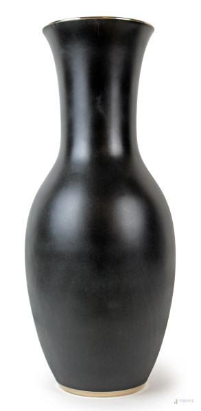 Vaso Richard Ginori, in porcellana opaca nera, interno bianco lucido, profili argentati, cm h 44, XX secolo