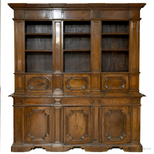 Libreria in noce a doppio corpo, XIX secolo, cm 237,5x224x44, (segni di usura, scalfiture, difetti)