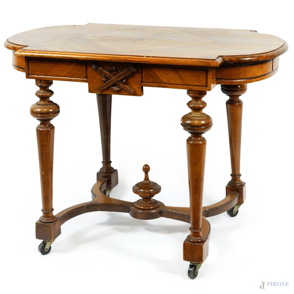 Tavolo in legno chiaro, fine XIX-inizi XX secolo, con piano di linea sagomata, quattro gambe tornite raccordate da una traversa, cm h 70x90x58 circa, (difetti)