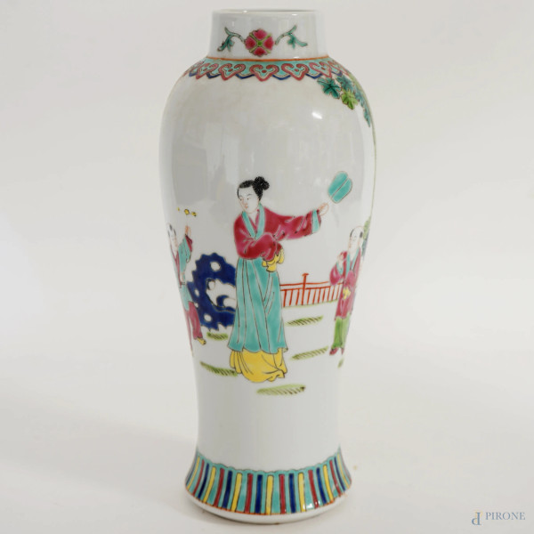 Piccolo vaso in porcellana policroma, decoro raffigurante personaggi orientali, cm h 28, Cina, XX secolo.