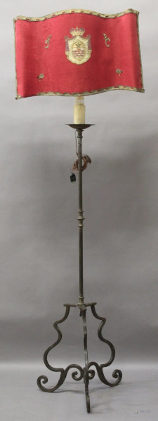 Lampada da terra in ferro forgiato, XVIII sec., H 150 cm.