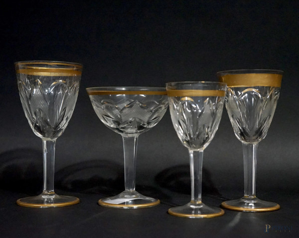 Quattro calici in vetro con profilo dorato, alt.max cm 15,5, XX secolo.