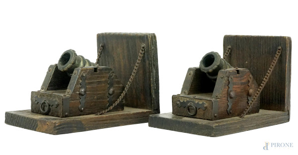 Coppia di fermalibri con bombardieri in bronzo, cm 9x13,5x8, XX secolo, (segni del tempo).