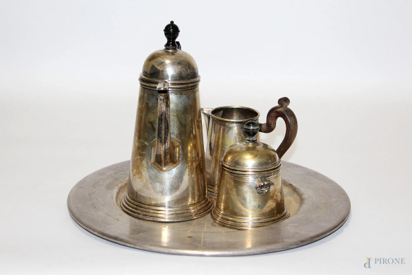 Lotto di una caffettiera, una lattiera ed una zuccheriera in argento gr. 1040 con vassoio in metallo, h. massima 21 cm.