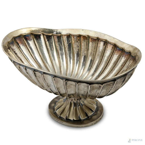 Centrotavola in argento 800/000 lavorato a scanalature, XX secolo, cm 20,5x38,5x23,5, peso gr 135...