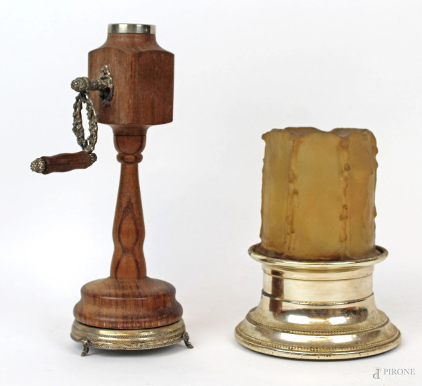 Lotto composto da un macinapepe in legno con base in argento ed una lampada da tavolo, altezza max cm 23, metà XX secolo, (difetti, mancanze e meccanismo da revisionare).
