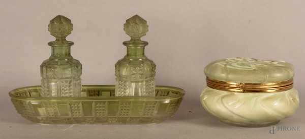 Lotto composto da due boccette, un vassoietto ed un cofanetto in vetro, h. max 14,5 cm, primi 900.