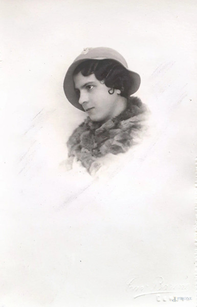 Cavalier Barone (XX sec.), Ritratto femminile, rara foto all’albumina, cm 9x14, punzone a secco Studio Cav. Barone - Genova, 1933, dedica al retro