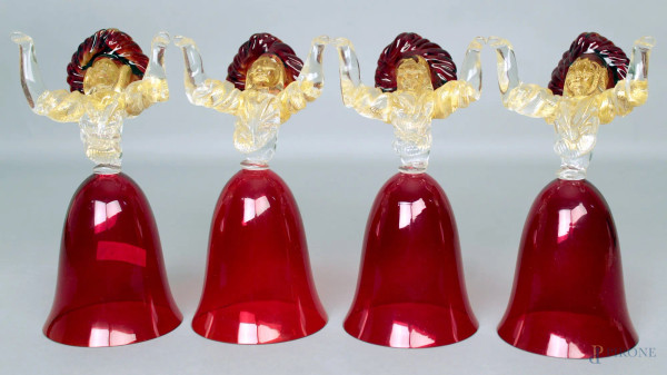 Lotto composto da quattro bicchieri da collezione in vetro di Murano, fondo rosso, retti da figure femminili, H 20 cm.