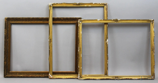 Lotto di tre cornici in legno intagliato e dorato, misure max ingombro cm 56x72,5