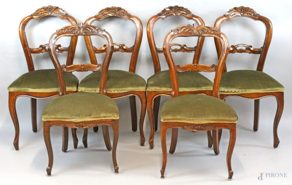 Lotto di sei sedie in noce con particolari intagliati, seduta imbottita e rivestita in velluto verde, fine XIX secolo, (restauri)