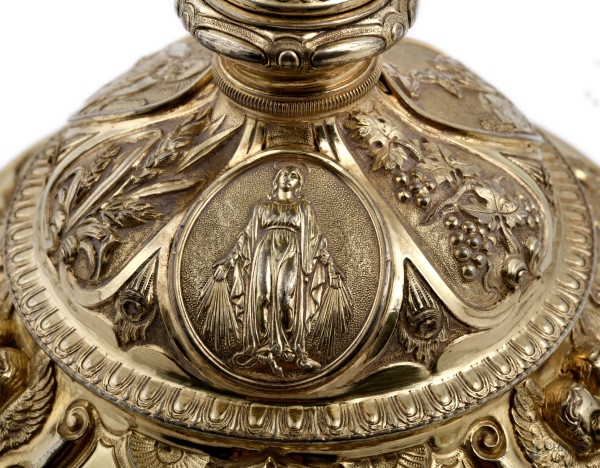Calice in argento e argento vermeil finemente cesellato, XX secolo, altezza cm 27, peso lordo gr ...