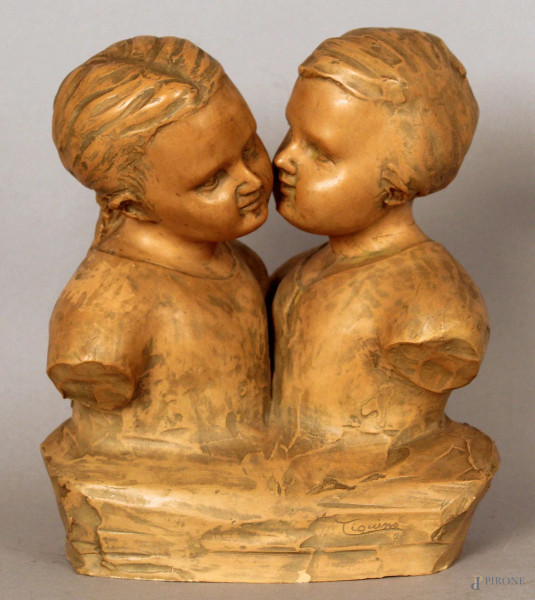 Il primo bacio, scultura in terracotta, firmata e datata, altezza 19 cm.