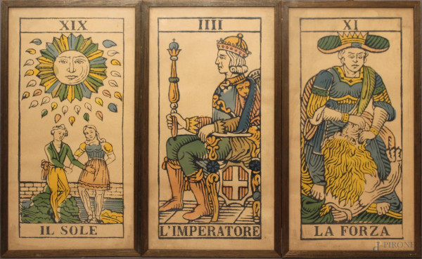 Lotto composto da tre stampe raffiguranti tarocchi, cm 35x18, entro cornici.