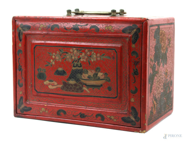 Scatola cinese in legno laccato rosso, a quattro cassettini, inizi XX secolo, cm 17x24x16, (piccoli difetti)