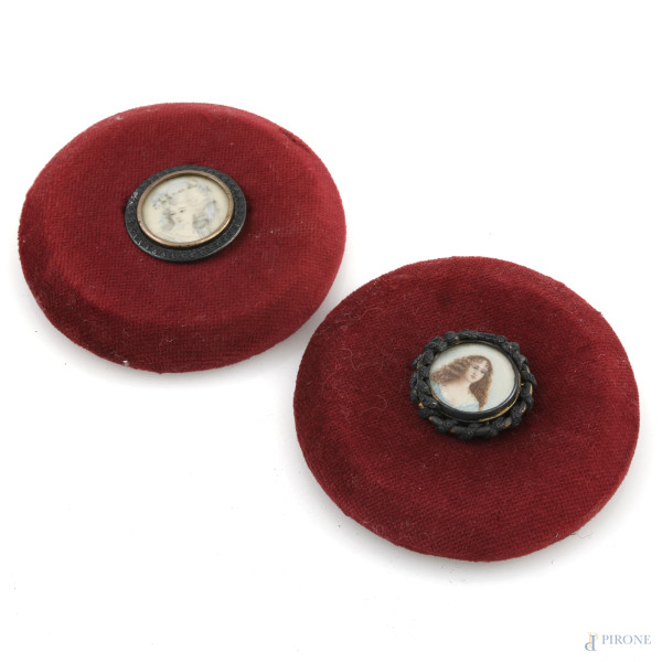 Lotto di due miniature raffiguranti gentildonne applicate su cartone rivestito in velluto rosso, XX secolo, misure complessive diametro cm 8, (segni di usura)