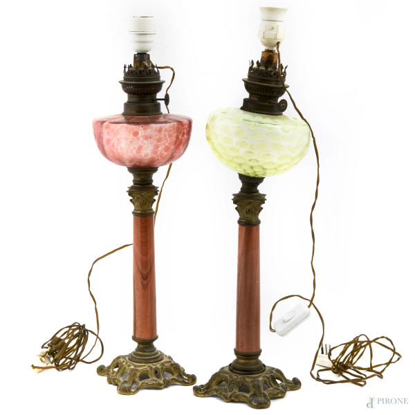 Coppia di lampade ad olio convertite in bronzo e vetri colorati, XX secolo, altezza cm 57 (da revisionare, segni di usura)