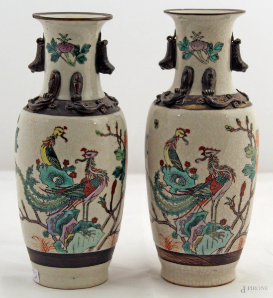 Coppia di vasetti in porcellana con decoro di uccelli, Giappone primi 900, h. 26 cm