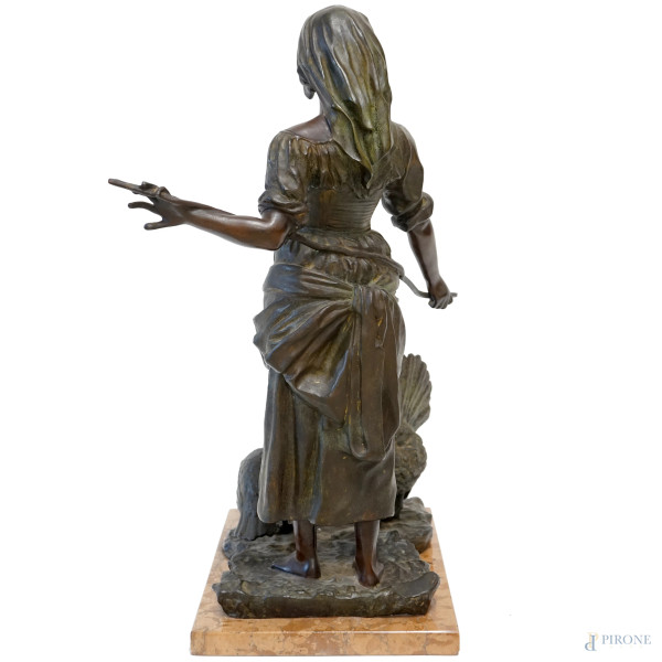 Scultura in bronzo rappresentante una contadina con due tacchini, base in marmo, XX secolo, altez...