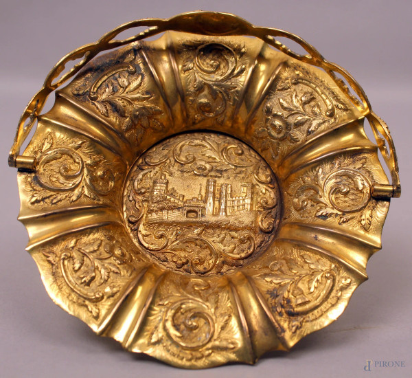 Centrino in ottone sbalzato con medaglione a soggetto di citt&#224; medioevale, diametro 16 cm.
