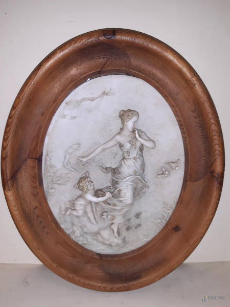 Bassorilievo ad assetto ovale in biscuit raffigurante donna con putti (mancanze), 27x21 in cornice.
