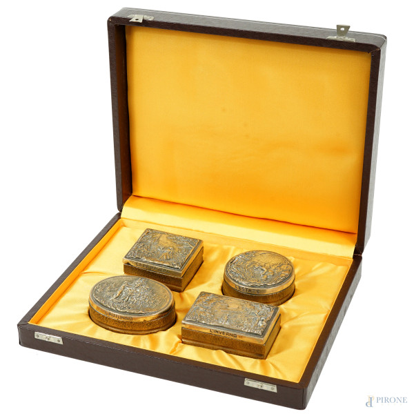 Quattro piccole scatoline in bronzo e argento cesellato rappresentanti le quattro stagioni, Arezzo, argentieri Pietro Sorini e Ilario Casi, 1970-1971, misura max cm 6x4,5, peso netto argento gr. 180