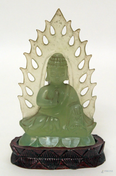 Budda, scultura in giada poggiante su base in legno, H 13 cm.