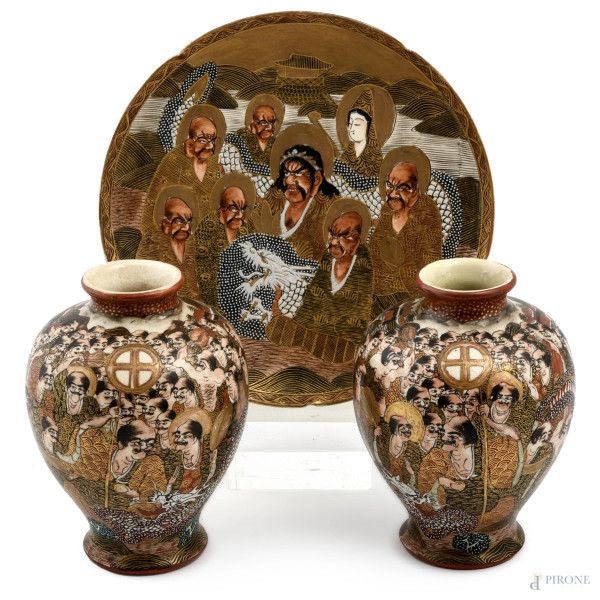 Lotto composto da due vasetti e un piattino in porcellana Satsuma, XX secolo, altezza massima cm 15, diametro cm 22, (segni di usura, scalfiture)