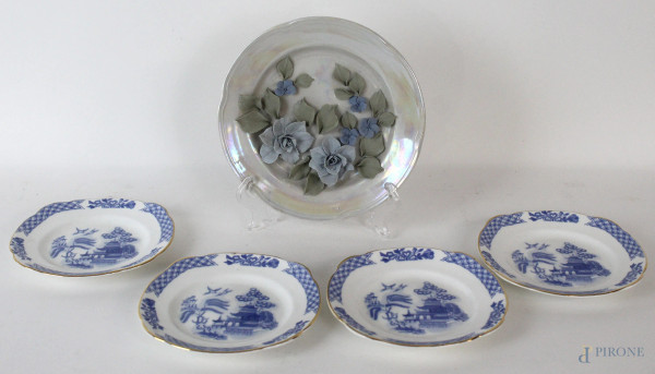 Lotto di cinque piattini in porcellana a decoro di fiori e cineserie, diametro max cm 20, XX secolo