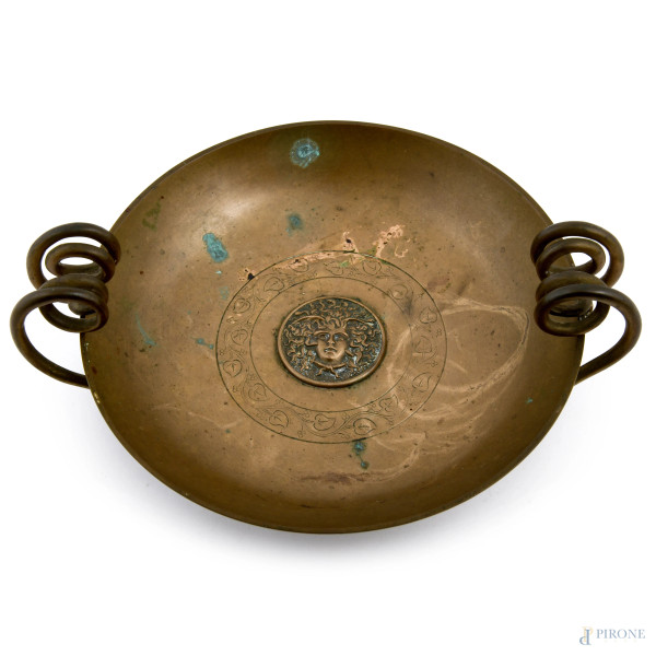 Centrotavola in bronzo con medusa a rilievo al cavetto, XX secolo, cm 8,5x24x20, (segni di usura)