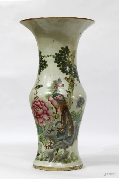 Vaso in porcellana chiara a decoro di paesaggio con uccello del paradiso, Cina inizi XX sec., H 37 cm.