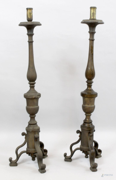 Coppia di portacandele in ottone, poggianti su tre piedi mossi, altezza 93 cm, XIX secolo.
