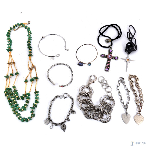 Lotto composto da 6 bracciali e 3 collane di bigiotteria, misura massima lunghezza cm 50, (segni di usura, difetti)