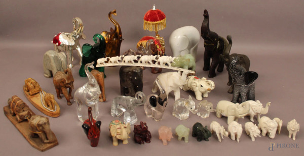 Collezione di quarantatre elefanti in materiali diversi, H massima 15 cm.