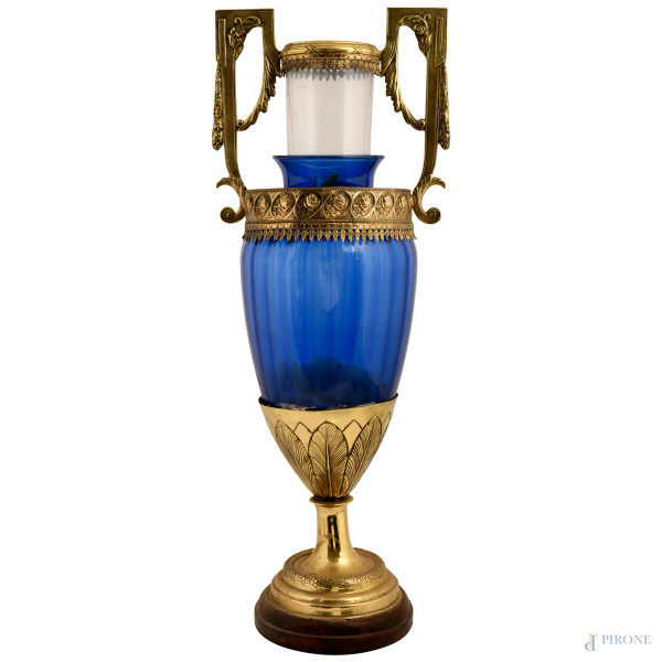 Vaso in vetro blu con elemento in plastica non pertinente e struttura  removibile in metallo dorato finemente cesellato in stile,  altezza cm 66,XX secolo, (difetti)