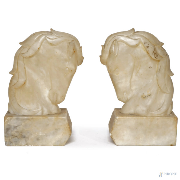 Due fermalibri in marmo a foggia di testa di cavallo, XX secolo, altezza cm 23,5 (difetti e restauri)