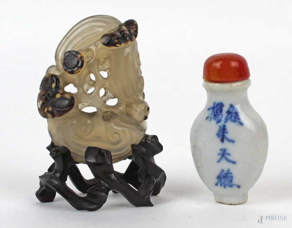 Lotto composto da una snuff bottle in porcellana ed una scultura raffigurante farfalle, altezza max cm 6, arte orientale, XX secolo