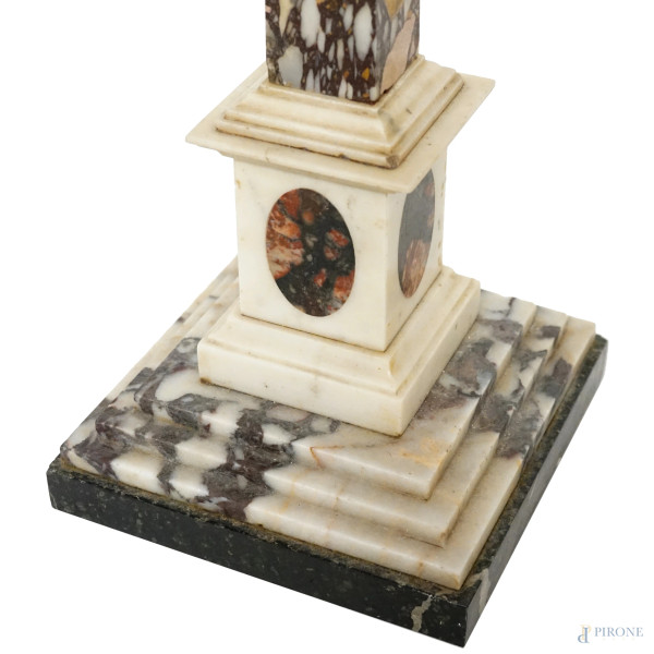 Obelisco in vari marmi, tra i quali africano e semesanto, XIX-XX secolo, cm 62x19x19