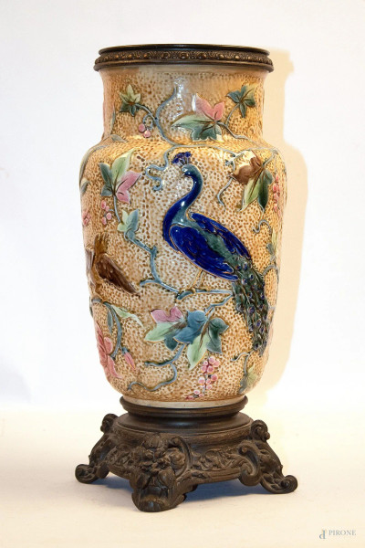 Vaso in maiolica smaltata con fiori e uccelli a rilievo, h. 42 cm, base e finale in bronzo, XIX sec.