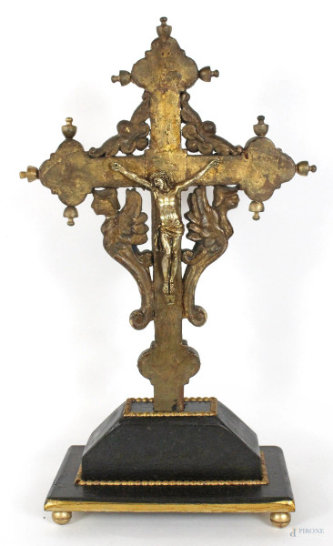 Cristo in metallo argentato con croce in legno intagliato e dorato, altezza cm.50, XIX-XX secolo.