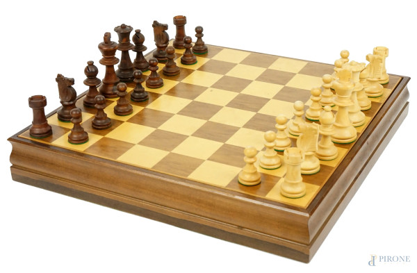 Scacchiera in legno, contenente pedine per scacchi e dama, cm 6x38x38, (mancante una pedina)