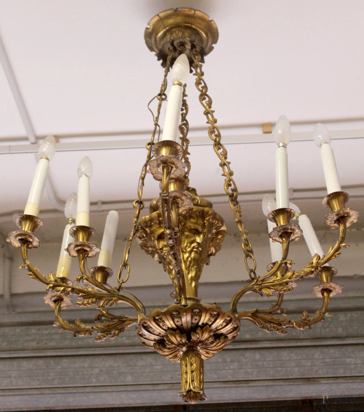 Lampadario in metallo dorato, a dodici bracci sinuosi e coppia di appliques, cm