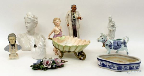Lotto composto da nove oggetti in porcellana a forme e soggetti diversi.