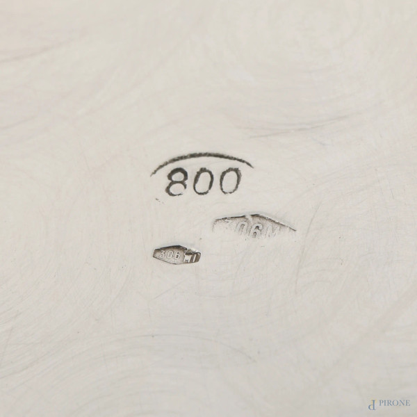 Lotto composto da un piatto grande e un piatto in argento 800/000, XX secolo, diametro massimo cm...